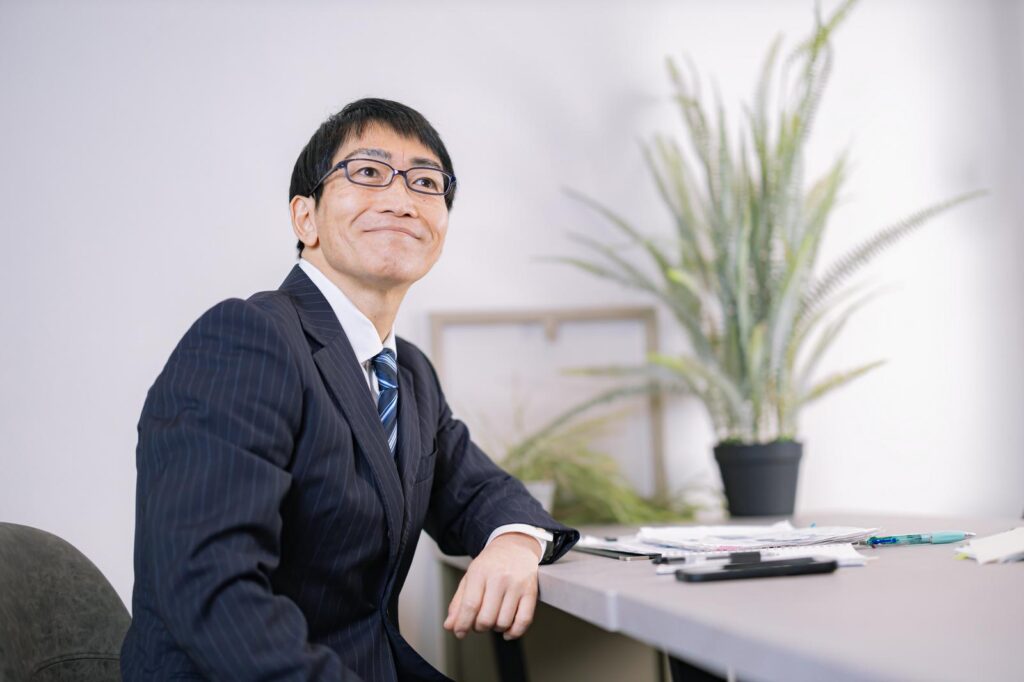 穏やかで自信を持つ男性の画像