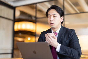 納得するビジネスマンの画像